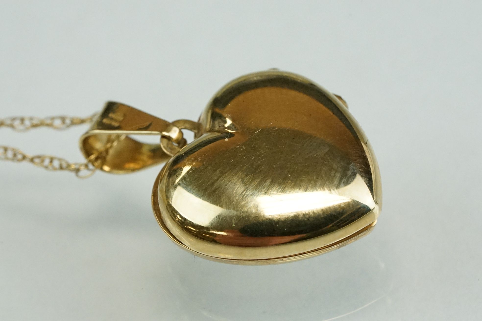 9ct yellow and white gold set gold heart shaped locket pendant, the lock with rose decoration in - Image 12 of 14