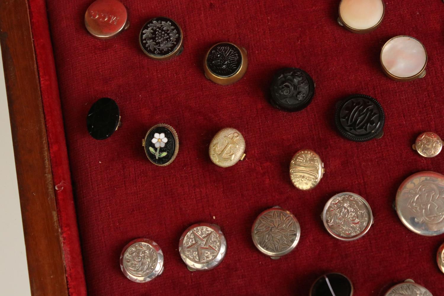 Cased collection of dress studs, to include bulls eye agate, banded agate, mother-of-pearl, pietra - Image 4 of 14