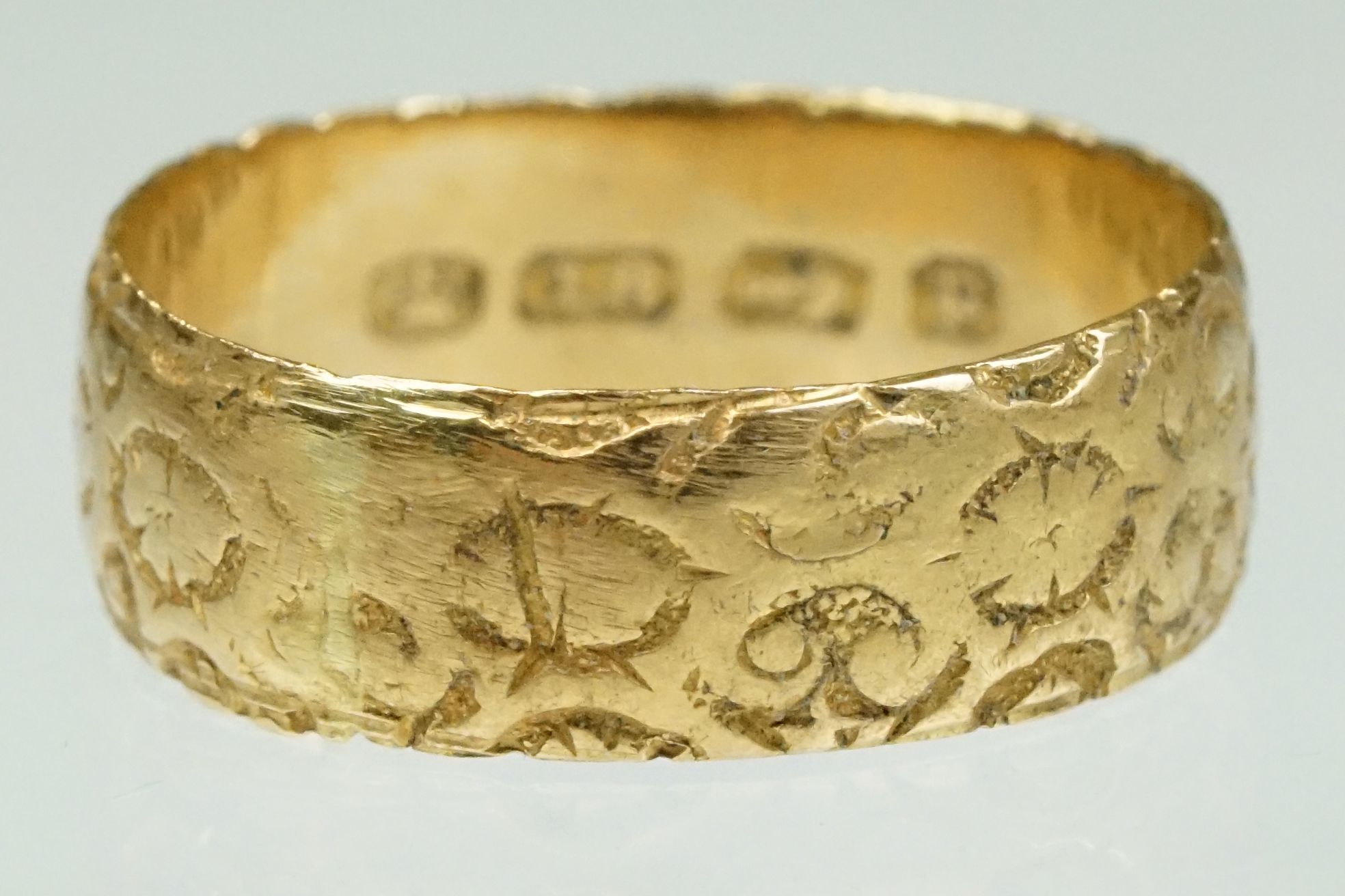 Victorian 18ct yellow gold wedding band, engraved decoration, width approx 6.5mm, ring size O-O½, - Image 5 of 8