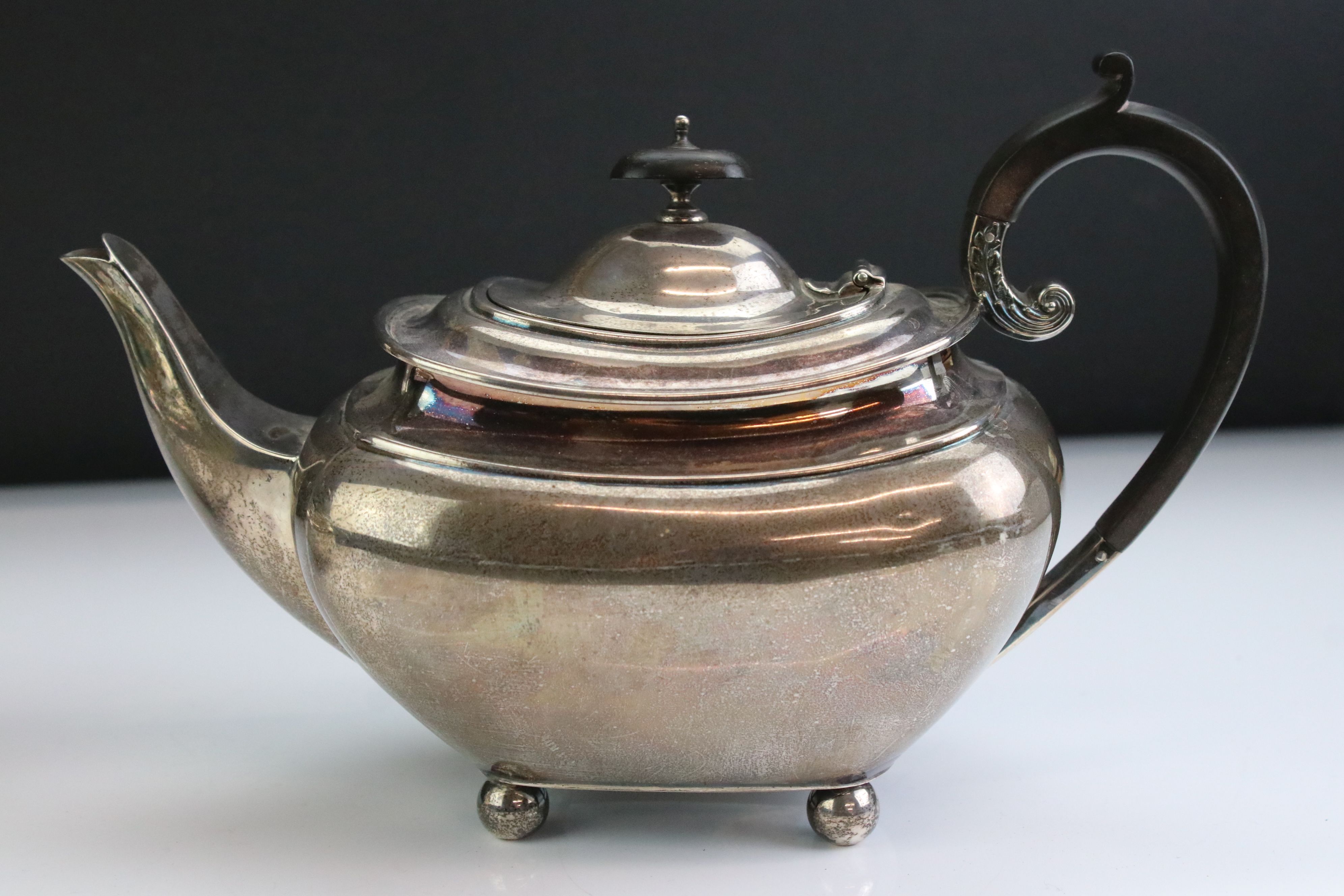 George V silver three piece tea service, comprising teapot, milk jug and a twin-handled sugar - Image 2 of 6