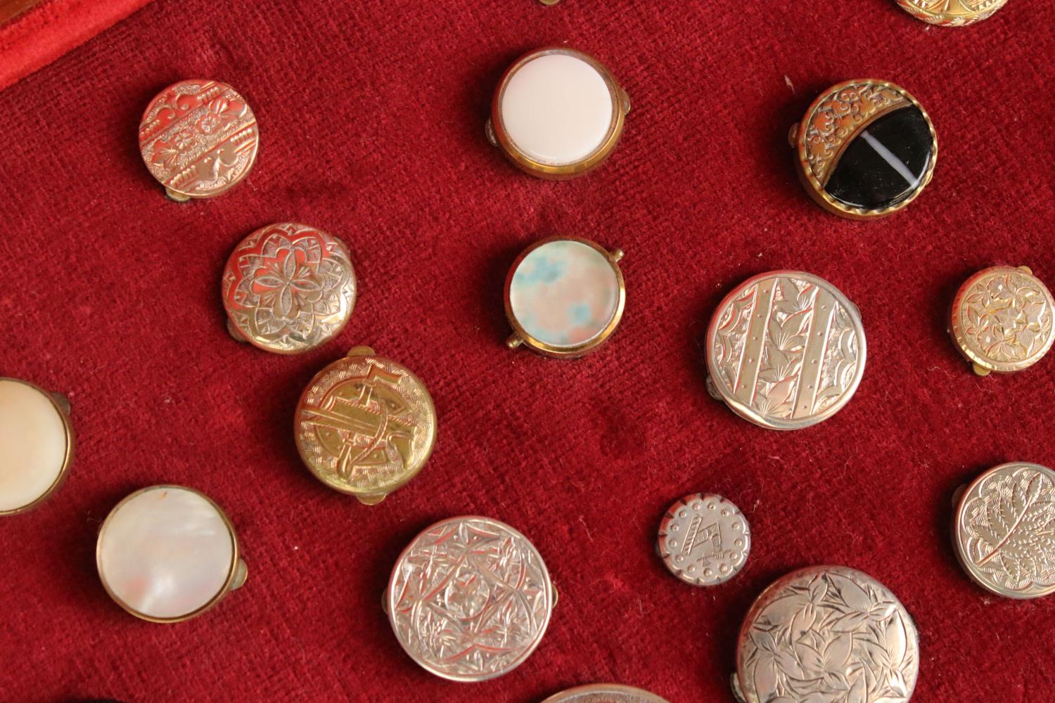 Cased collection of dress studs, to include bulls eye agate, banded agate, mother-of-pearl, pietra - Image 13 of 14