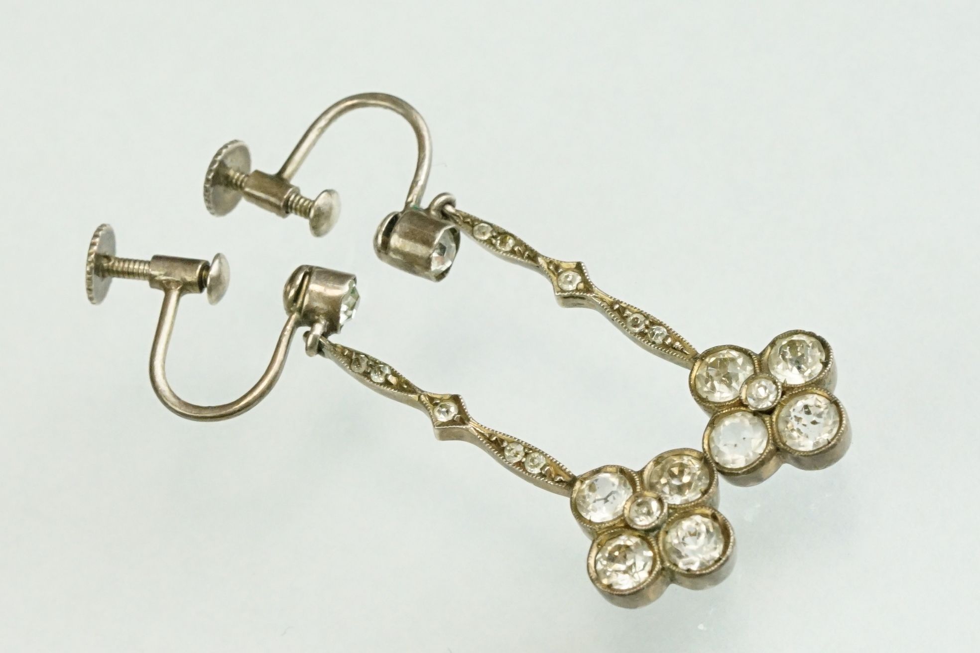 Pair of early 20th century paste unmarked silver drop earrings, flower head design, screw back ear - Image 22 of 27