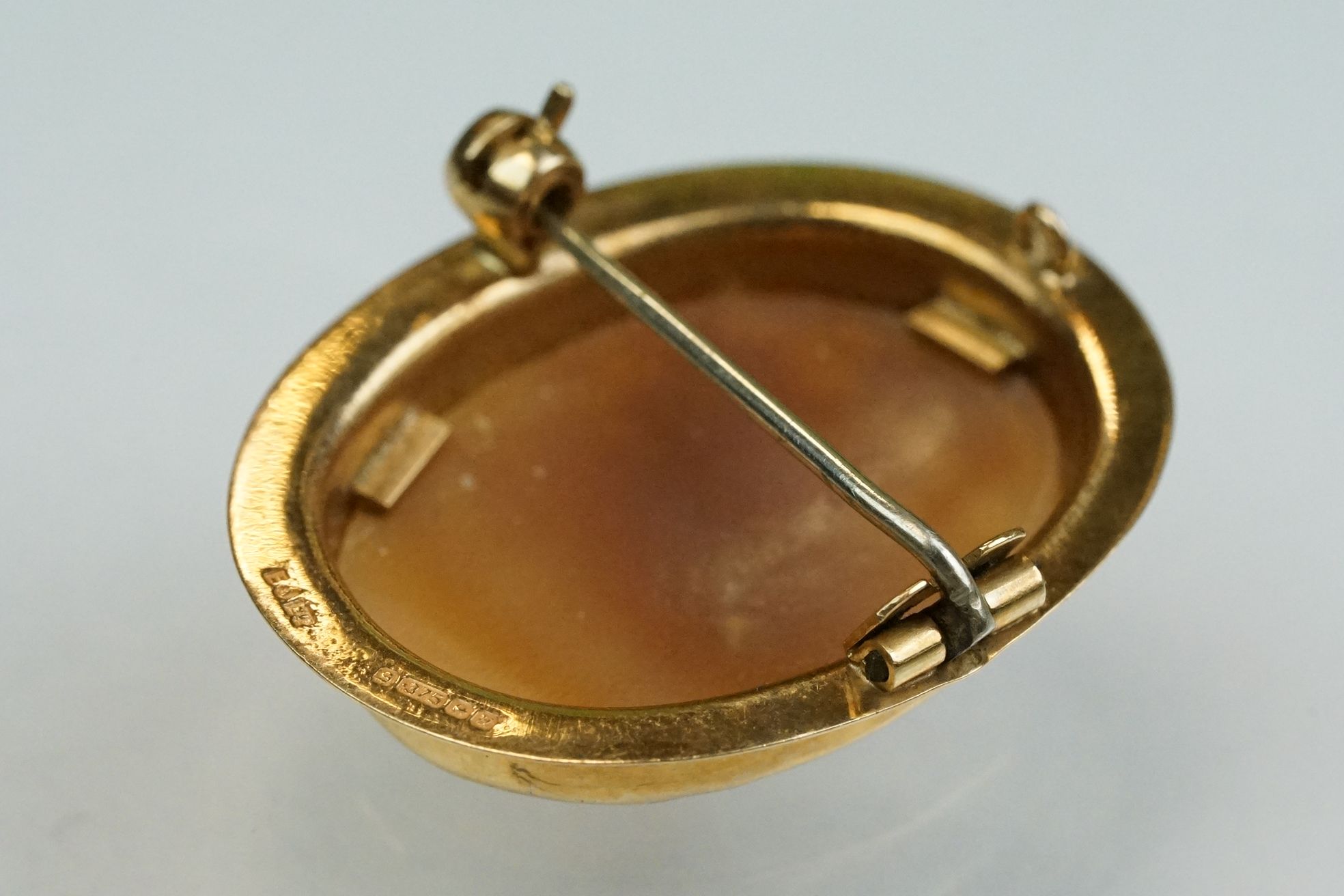 Shell cameo 9ct yellow gold brooch, the oval cameo depicting the Three Graces, rubover set with - Image 4 of 6