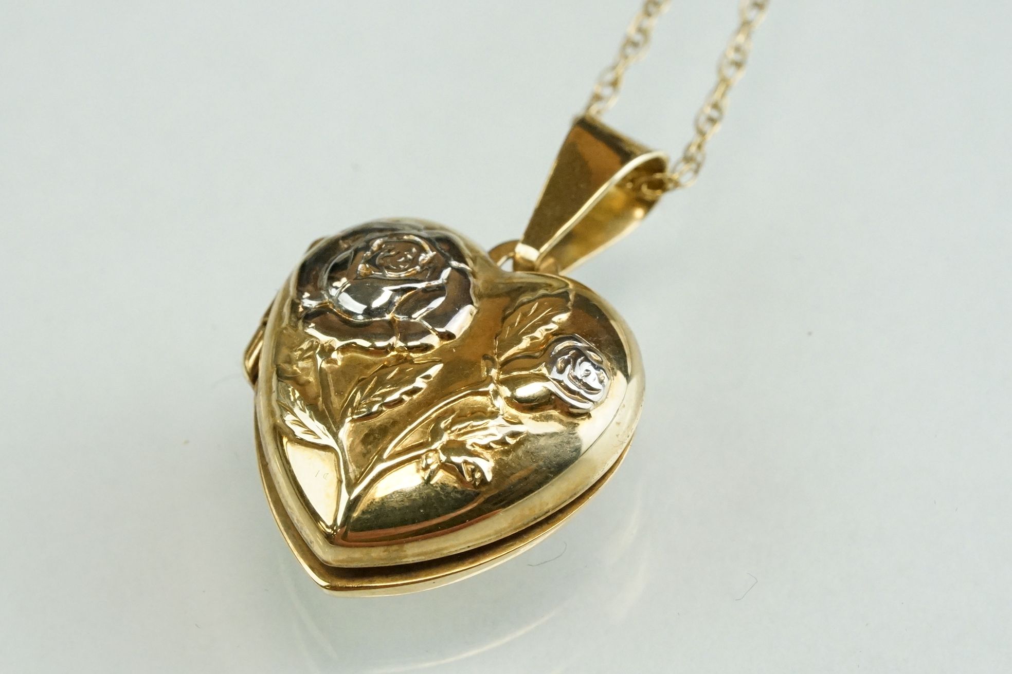 9ct yellow and white gold set gold heart shaped locket pendant, the lock with rose decoration in - Image 10 of 14