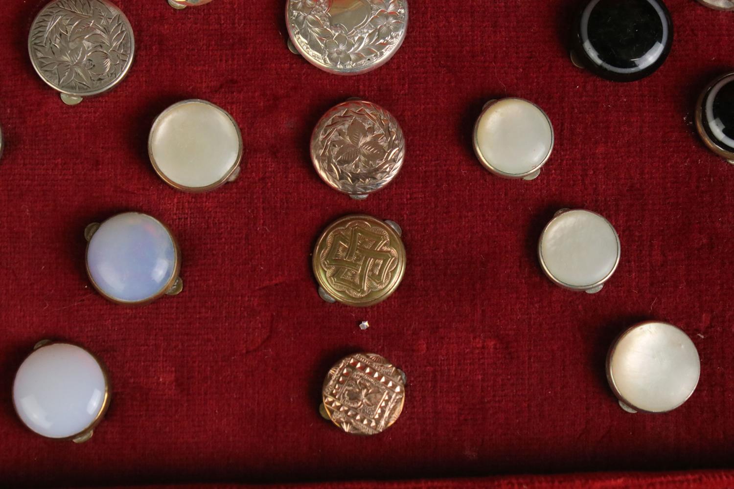 Cased collection of dress studs, to include bulls eye agate, banded agate, mother-of-pearl, pietra - Image 8 of 14