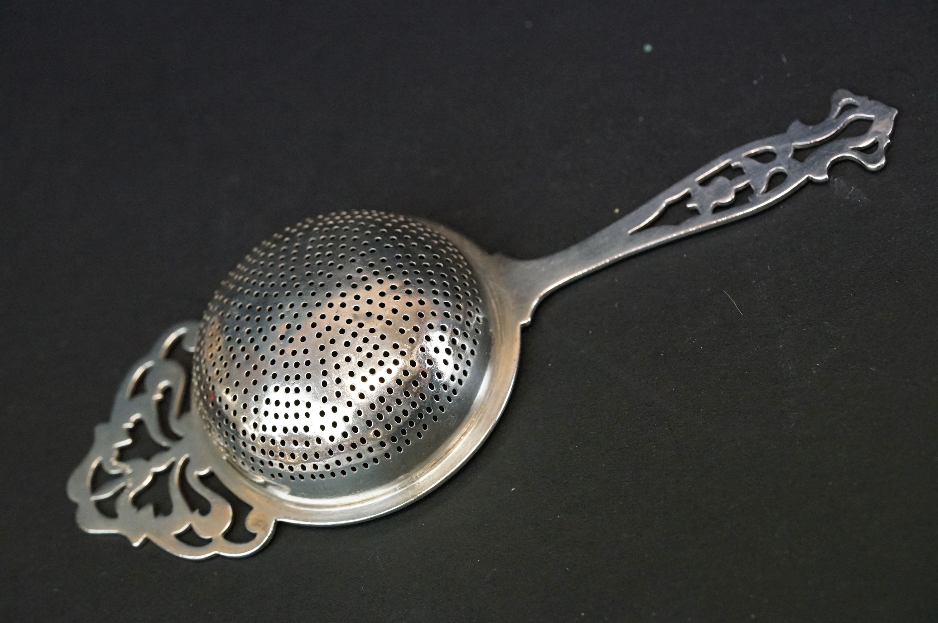 Small collection of silver items to include four Georgian converted berry spoons with gilt bowls ( - Image 4 of 20