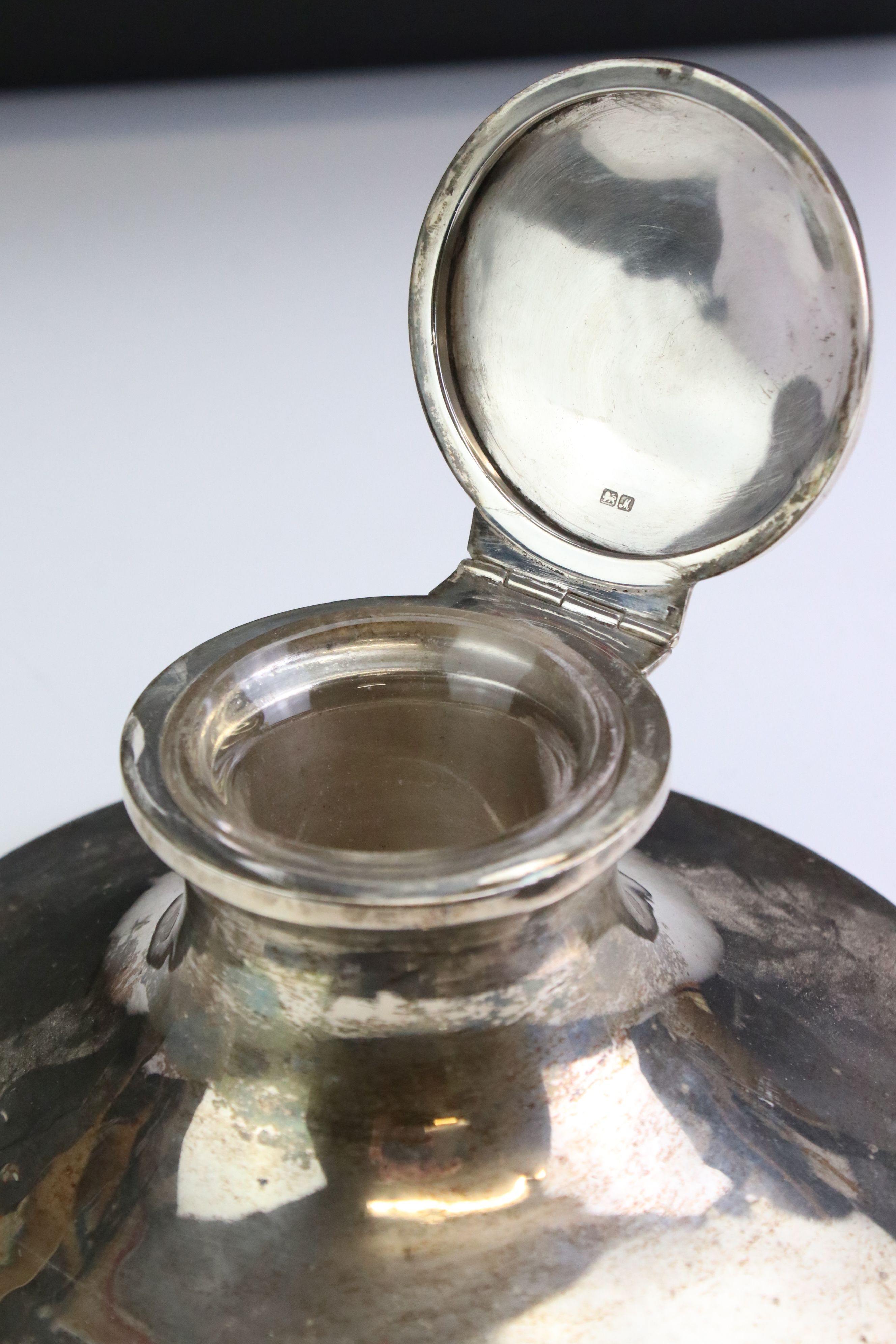 George V silver capstan desk inkwell of plain polished form, with hinged lid and clear glass - Image 3 of 6