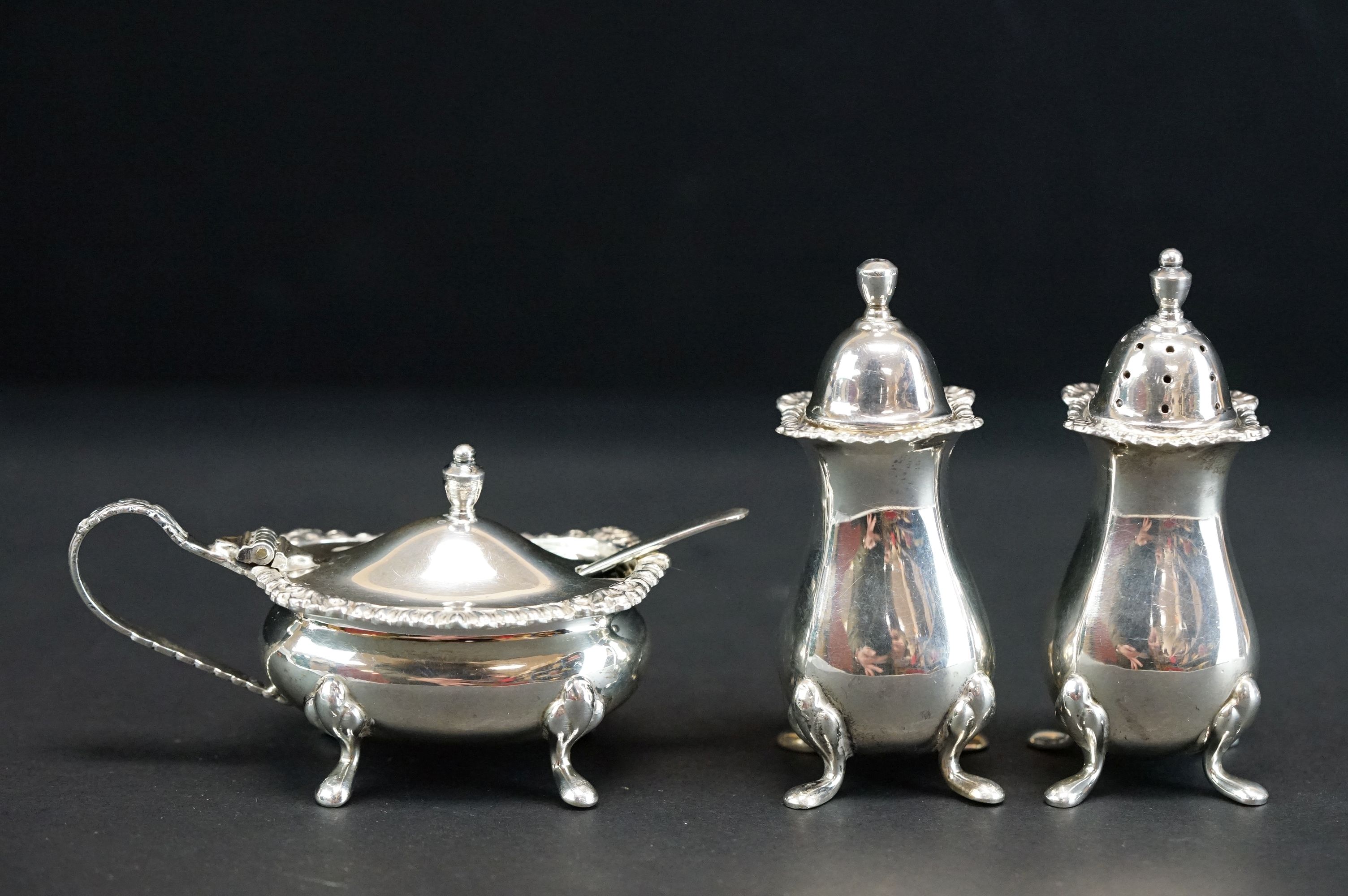 Elizabeth II silver three piece cruet set, comprising a lidded mustard with blue glass liner,