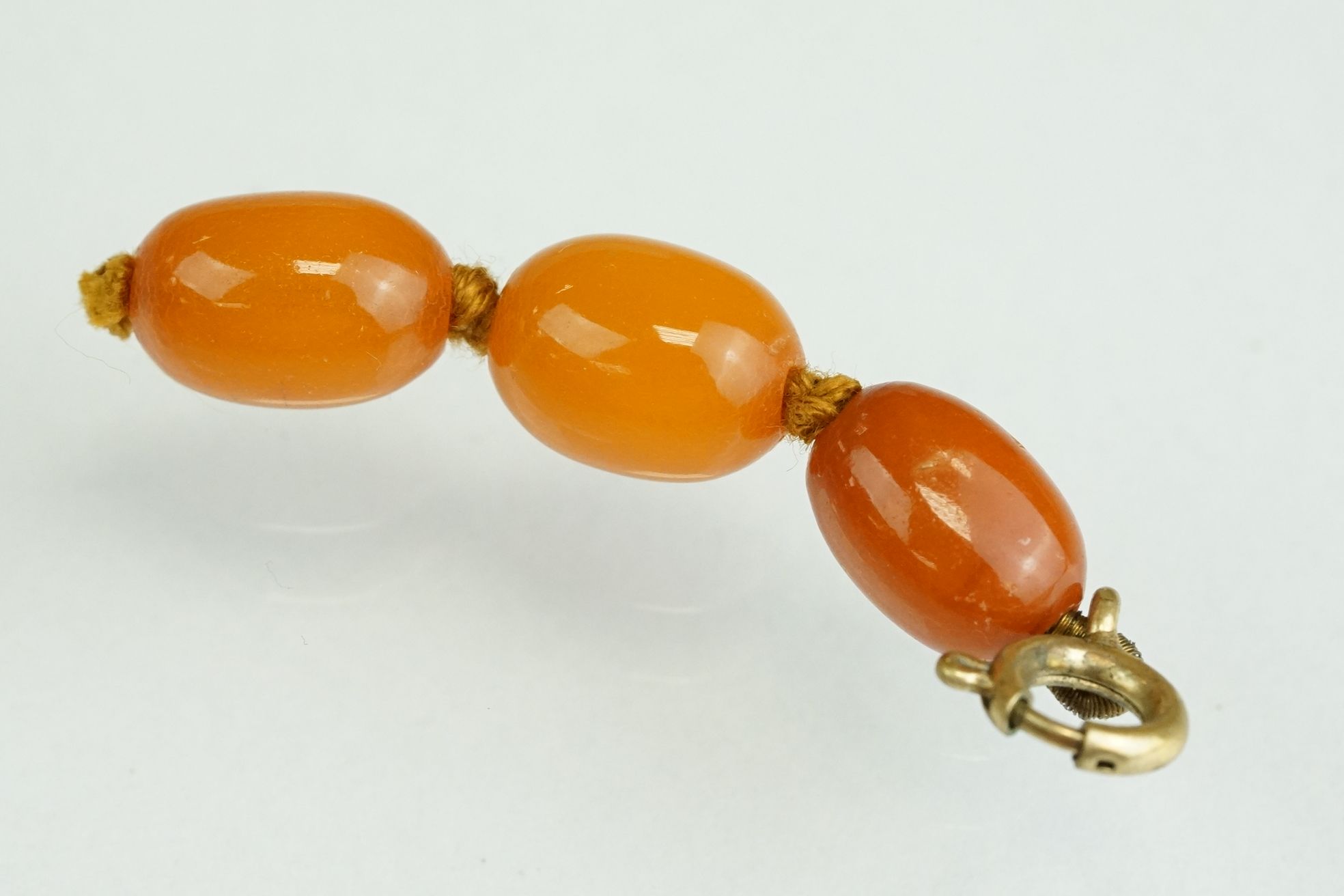 Ten amber type beads, the largest measuring approx 20mm x 14mmm, the smallest measuring approx 10. - Image 2 of 4