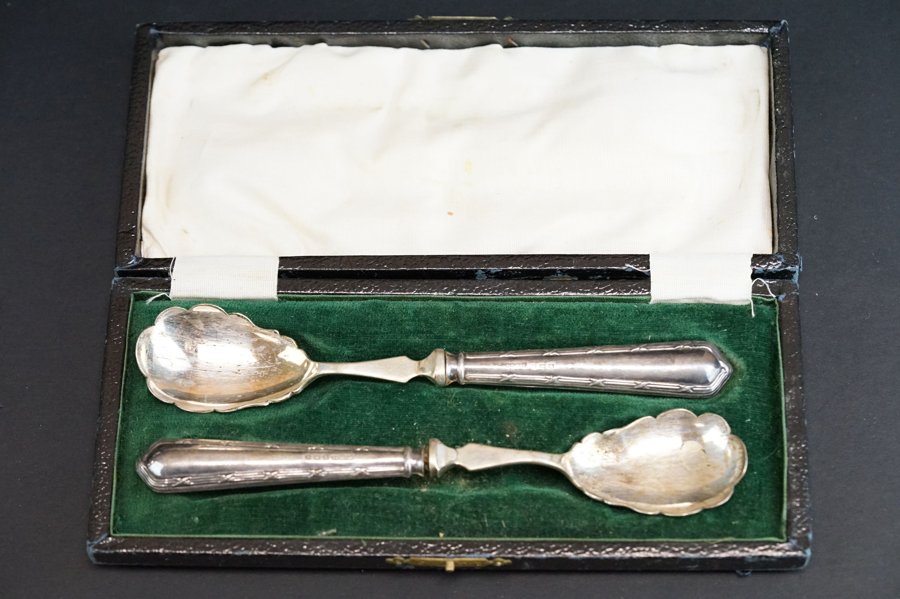 Group of silver items to include an Elizabeth II cased christening set, Birmingham 1953, a George - Image 8 of 14