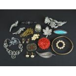A small collection of of vintage jewellery to include 9ct gold and pearl earrings and a silver