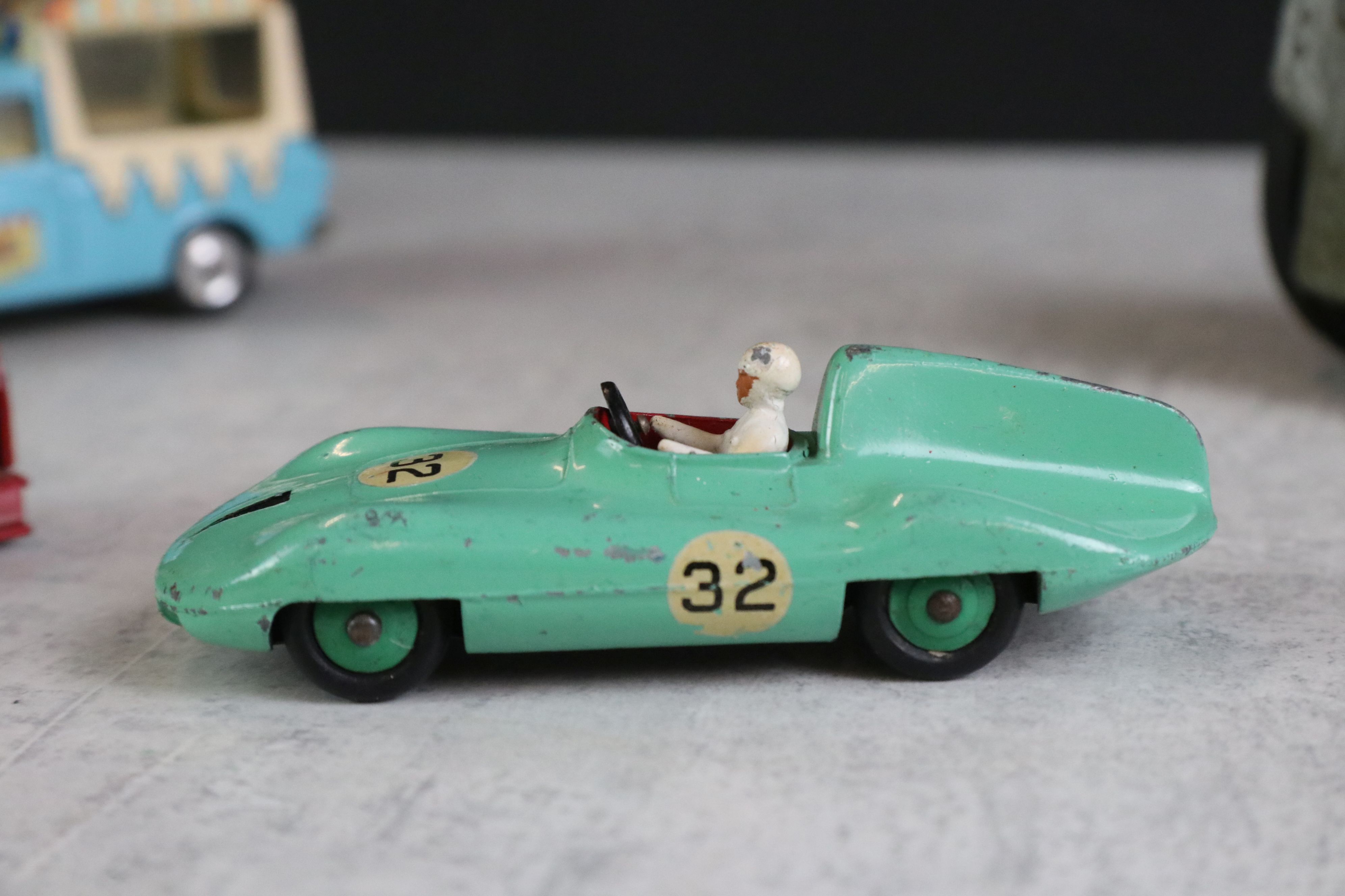 A small collection of vintage die cast and tin plate model vehicles to include Dinky & Corgi - Image 3 of 4