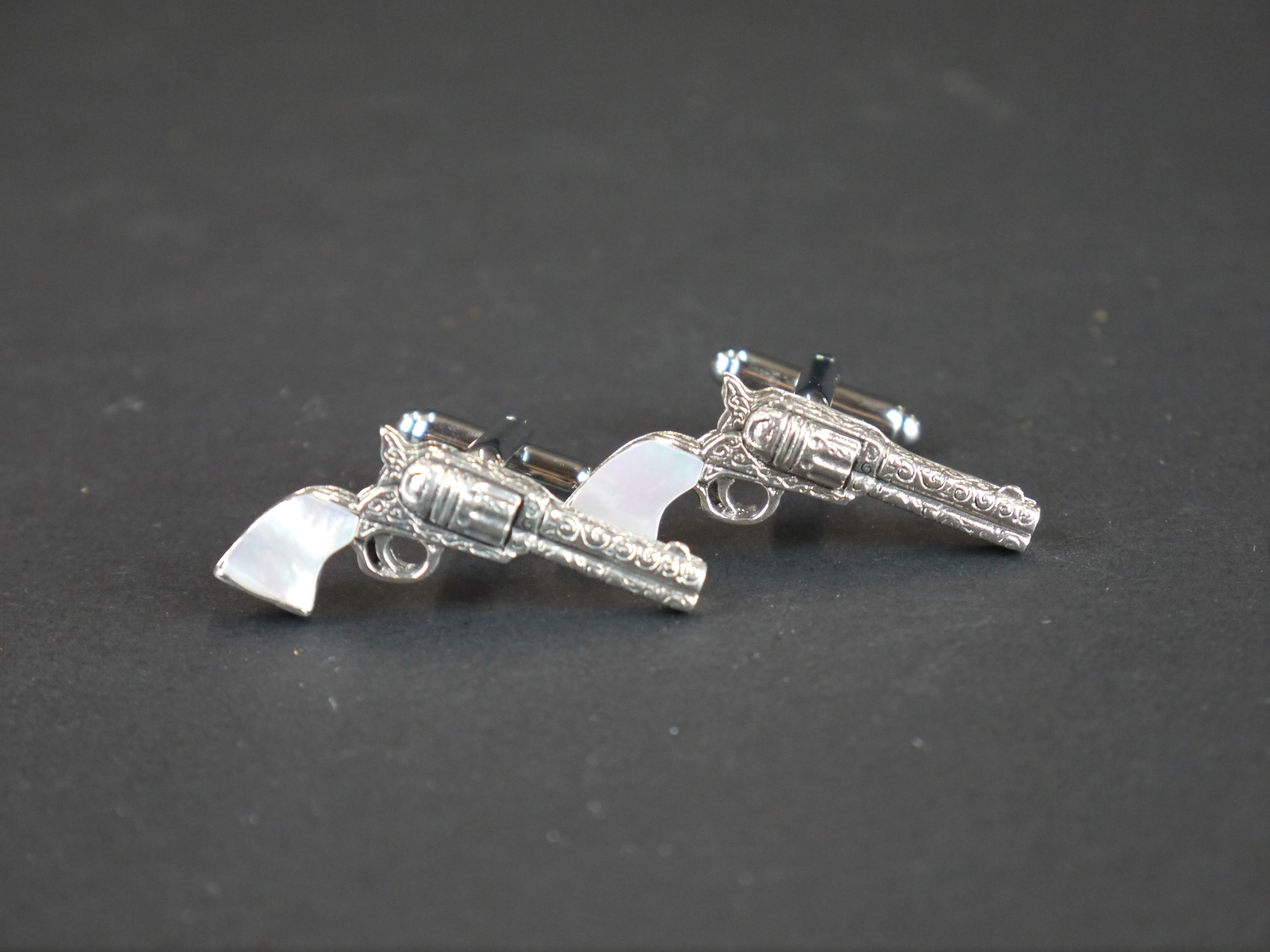 Pair of silver pistol cufflinks with mother-of-pearl handles - Image 2 of 3