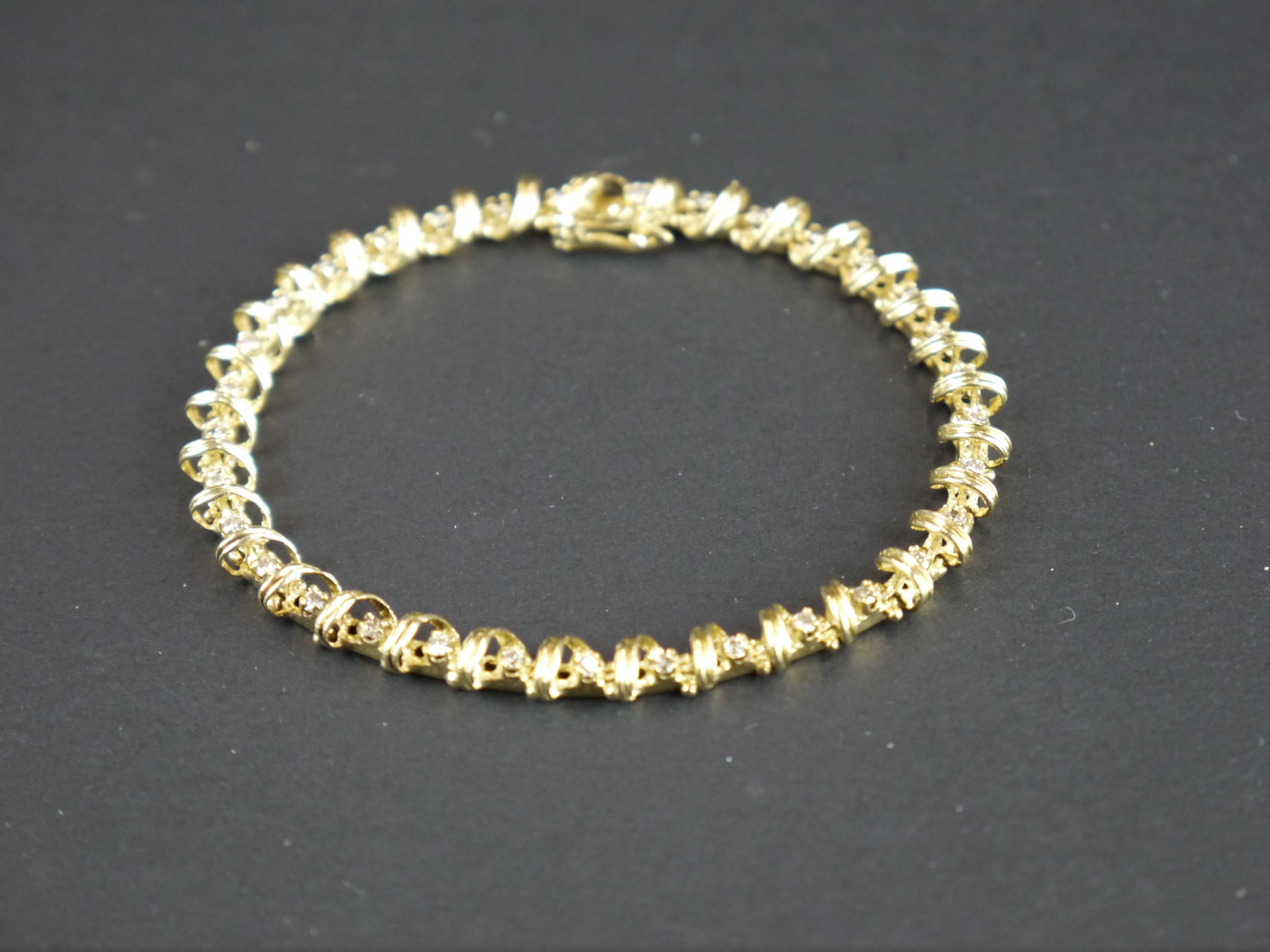 18ct yellow gold and diamond bracelet, 1ct approx. total