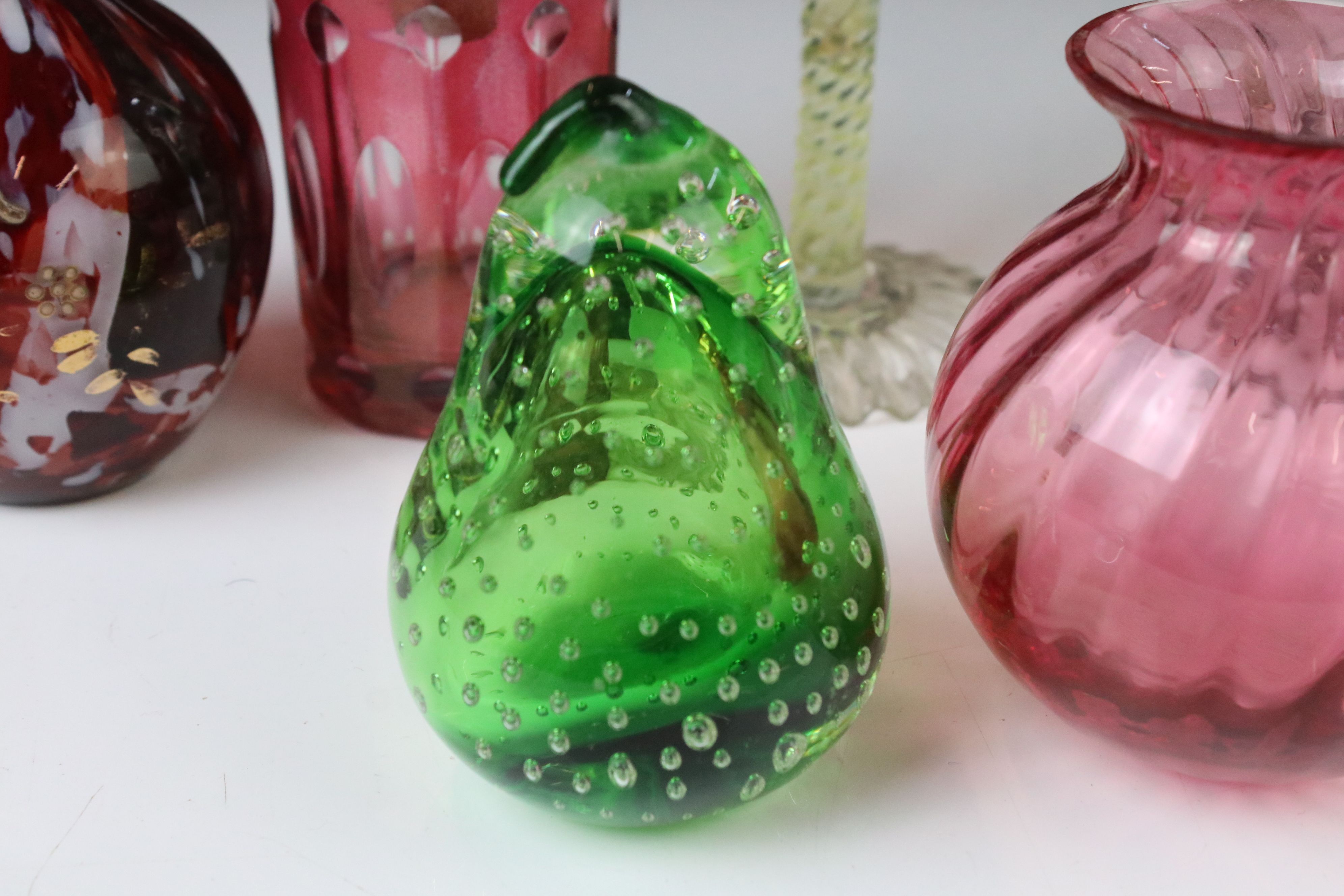 Five items of coloured glassware to include a cranberry overlaid glass bottle with matched silver - Image 2 of 8