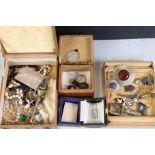 A small group of mixed collectables to include silver jewellery, costume jewellery, silver