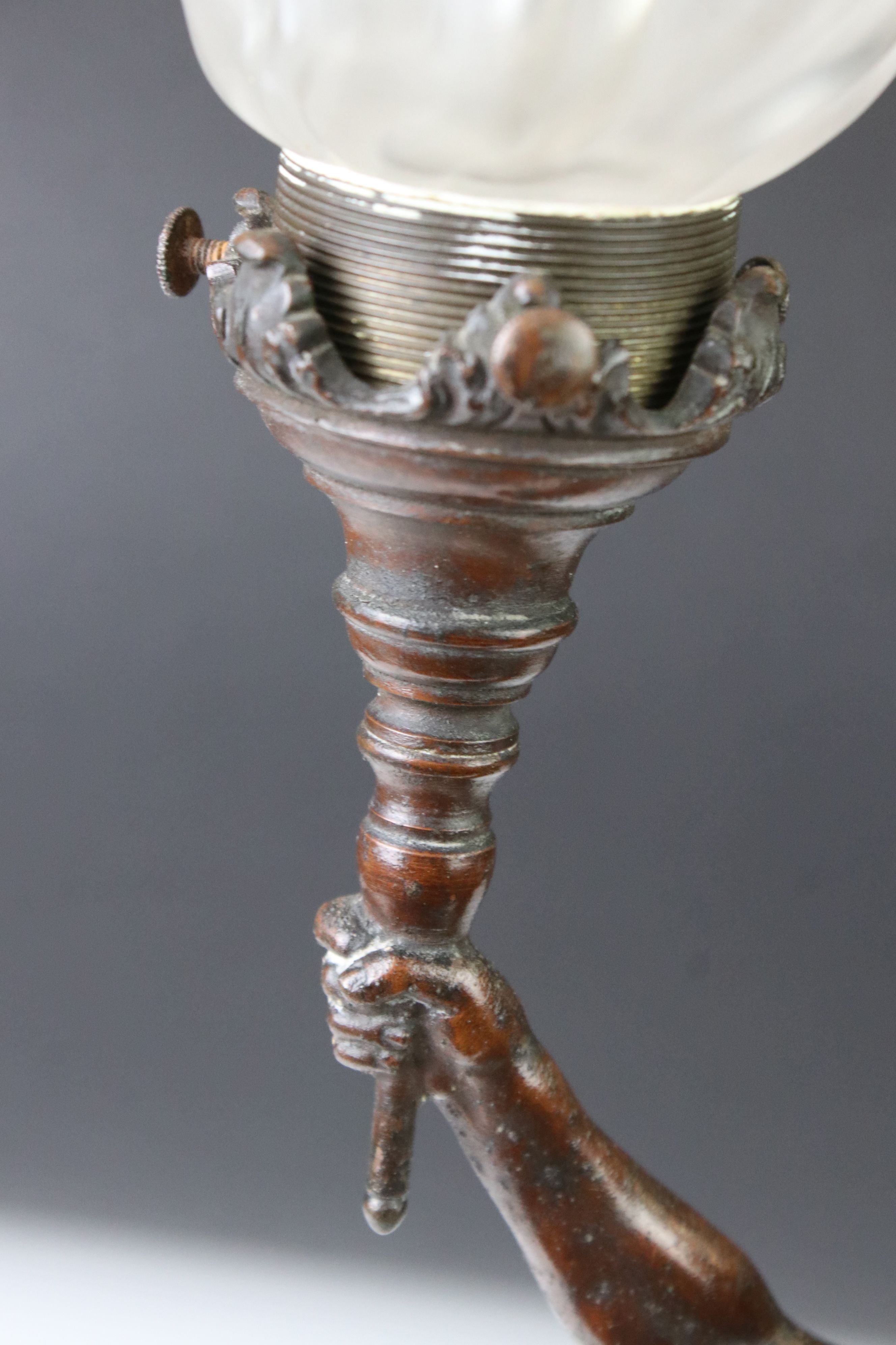 After E. Pirault: A late 19th / early 20th century French spelter table lamp in the form of Victory, - Image 9 of 9