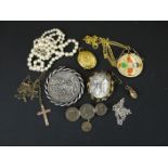 A small selection of vintage jewellery to include gold and silver examples.