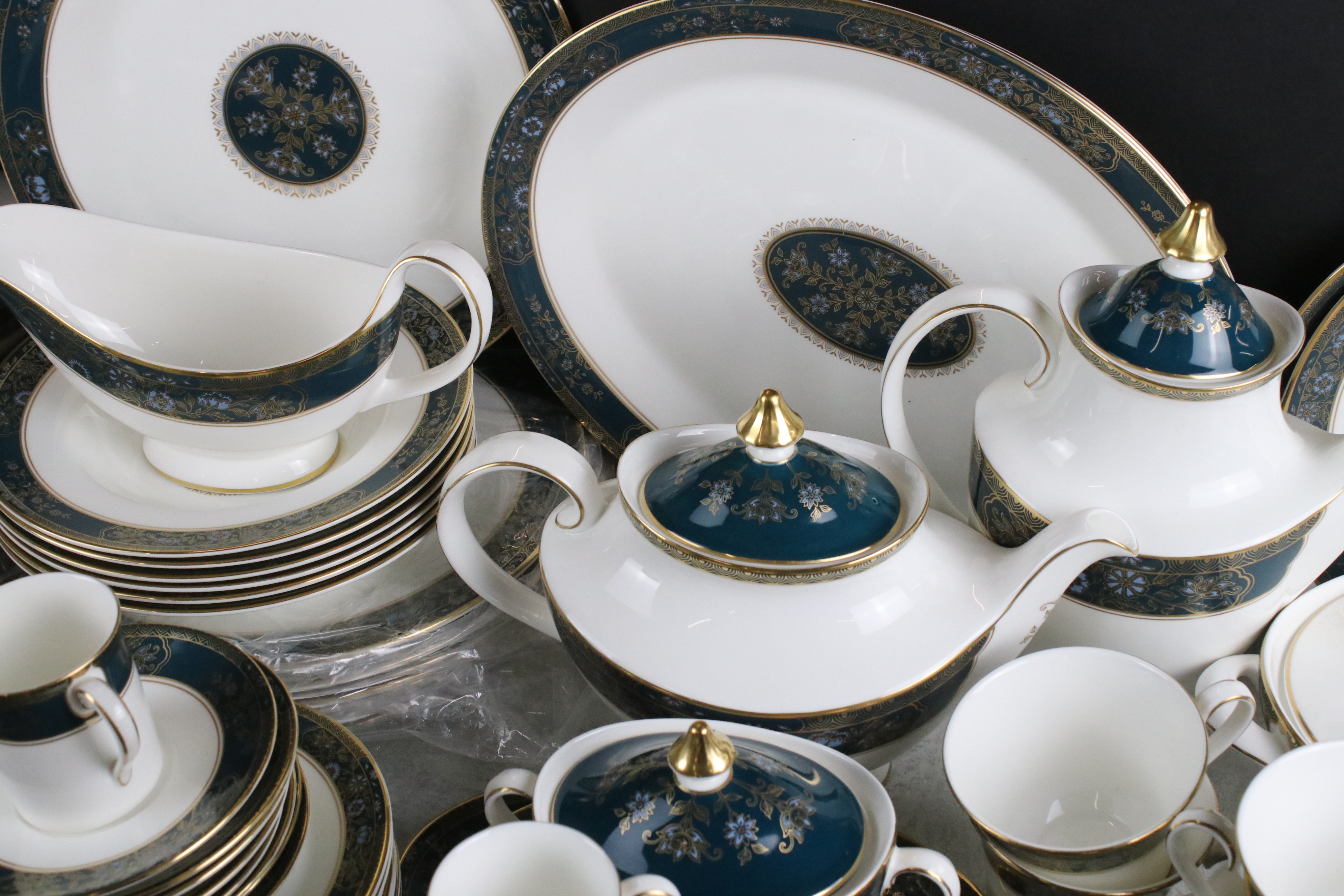 Royal Doulton ' Carlyle ' pattern tea, coffee and dinner service comprising 2 twin-handled lidded - Image 4 of 8
