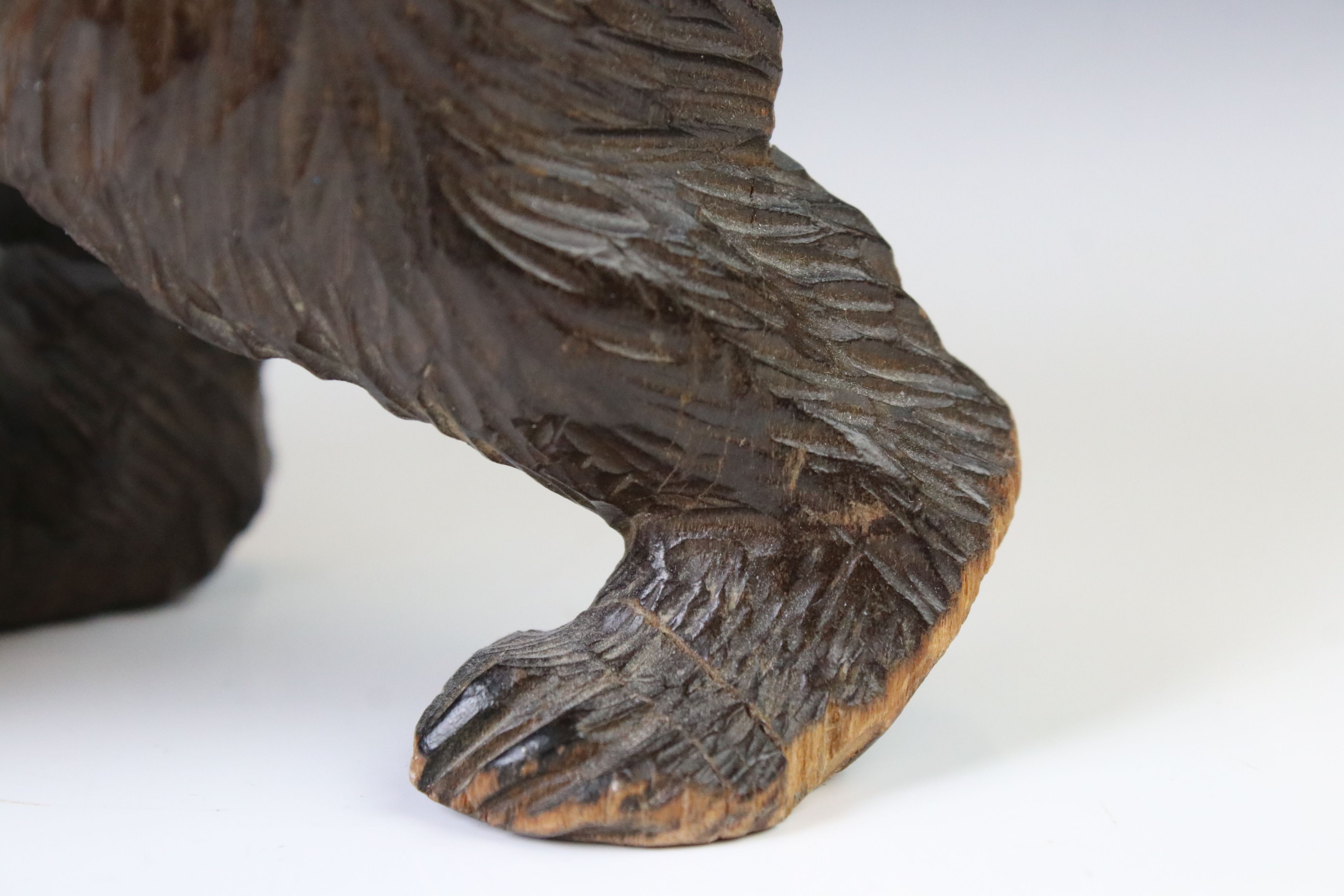 Black Forest style carved figure of a walking bear, mouth open, 25cm long (2 paws a/f) - Image 6 of 9