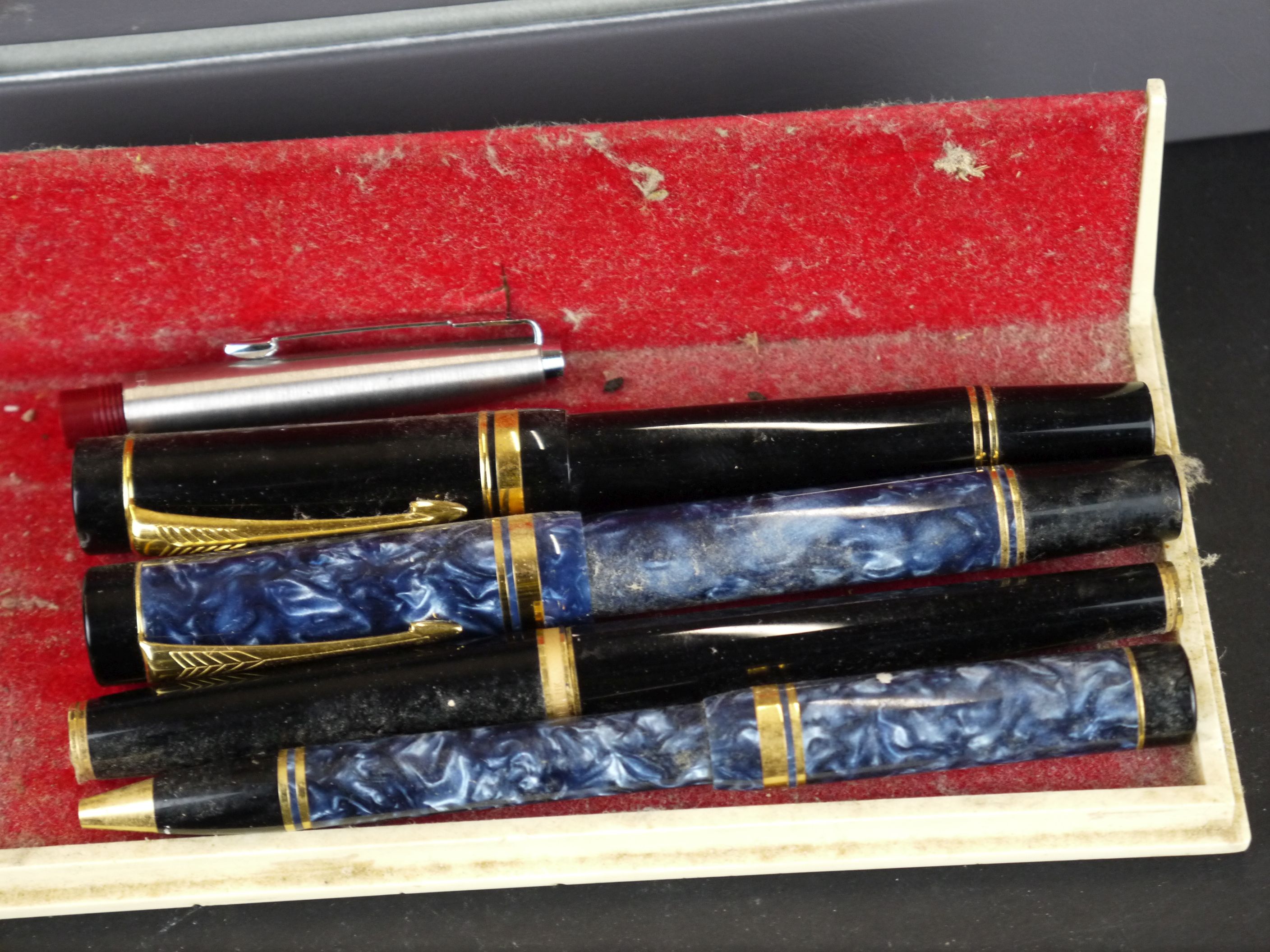 A collection of vintage and contemporary pens and fountain pens to include Parker and Mont Blanc - Image 5 of 7
