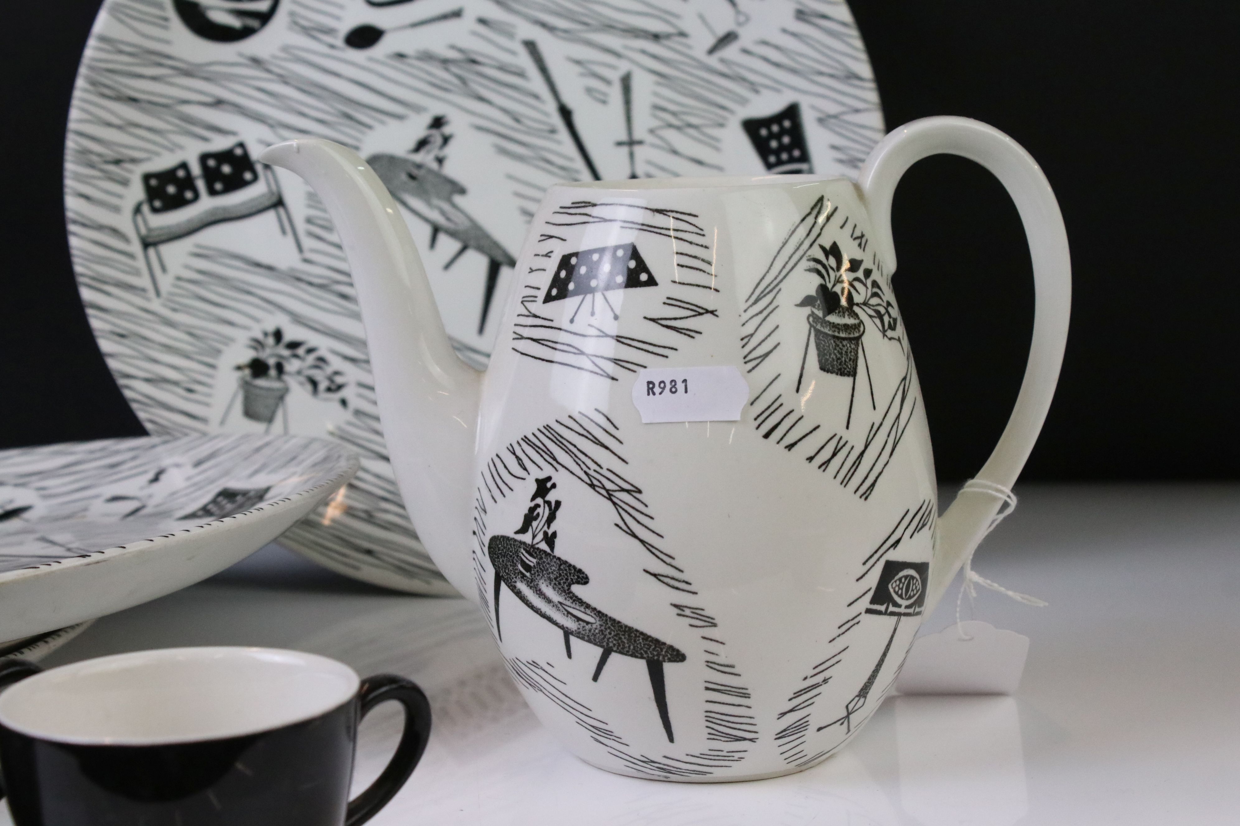 Ridgway Potteries 'Homemaker' pattern part tea set comprising teapot (missing lid), 5 teacups, 6 - Image 4 of 8