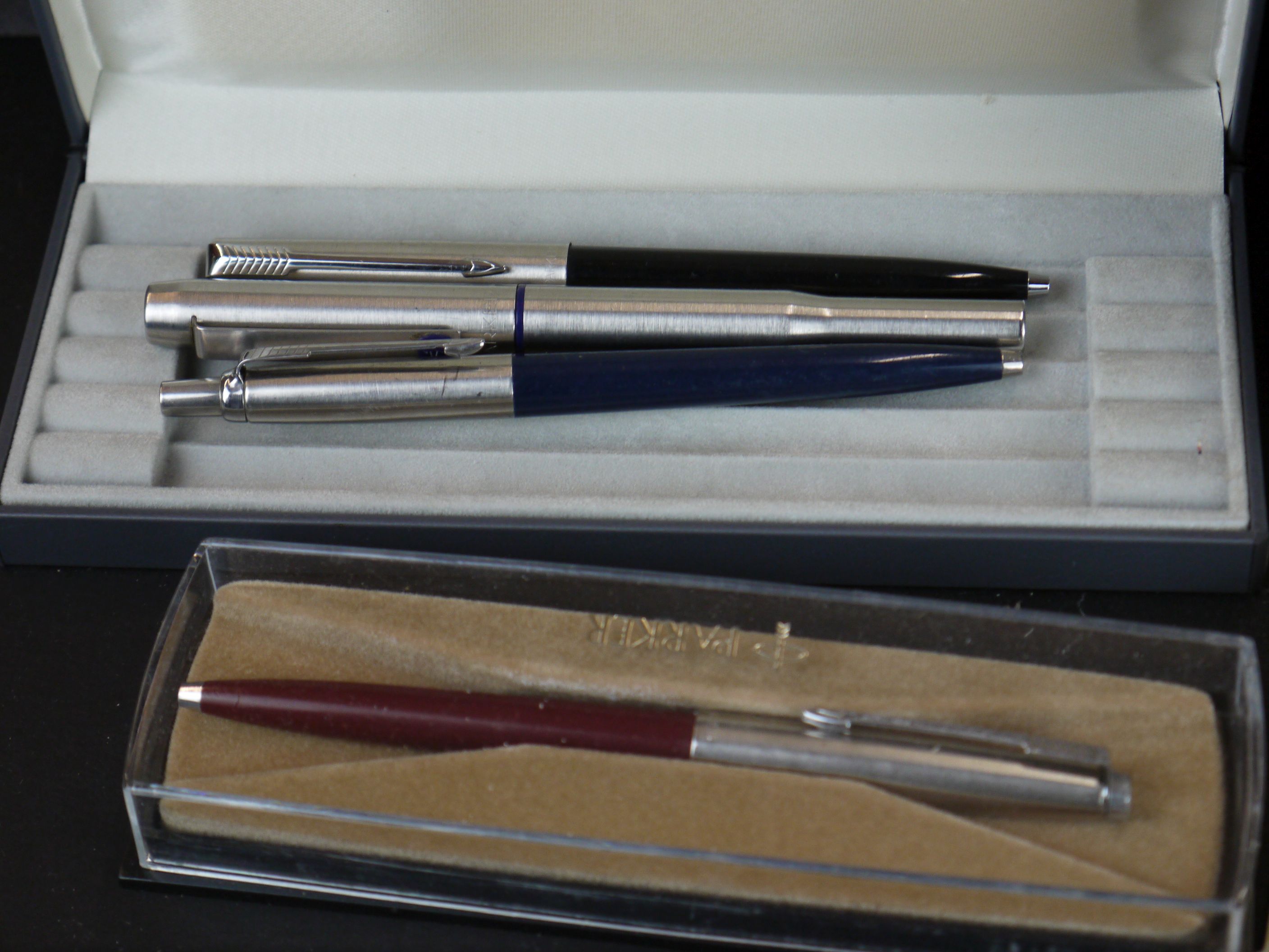 A collection of vintage and contemporary pens and fountain pens to include Parker and Mont Blanc - Image 4 of 7
