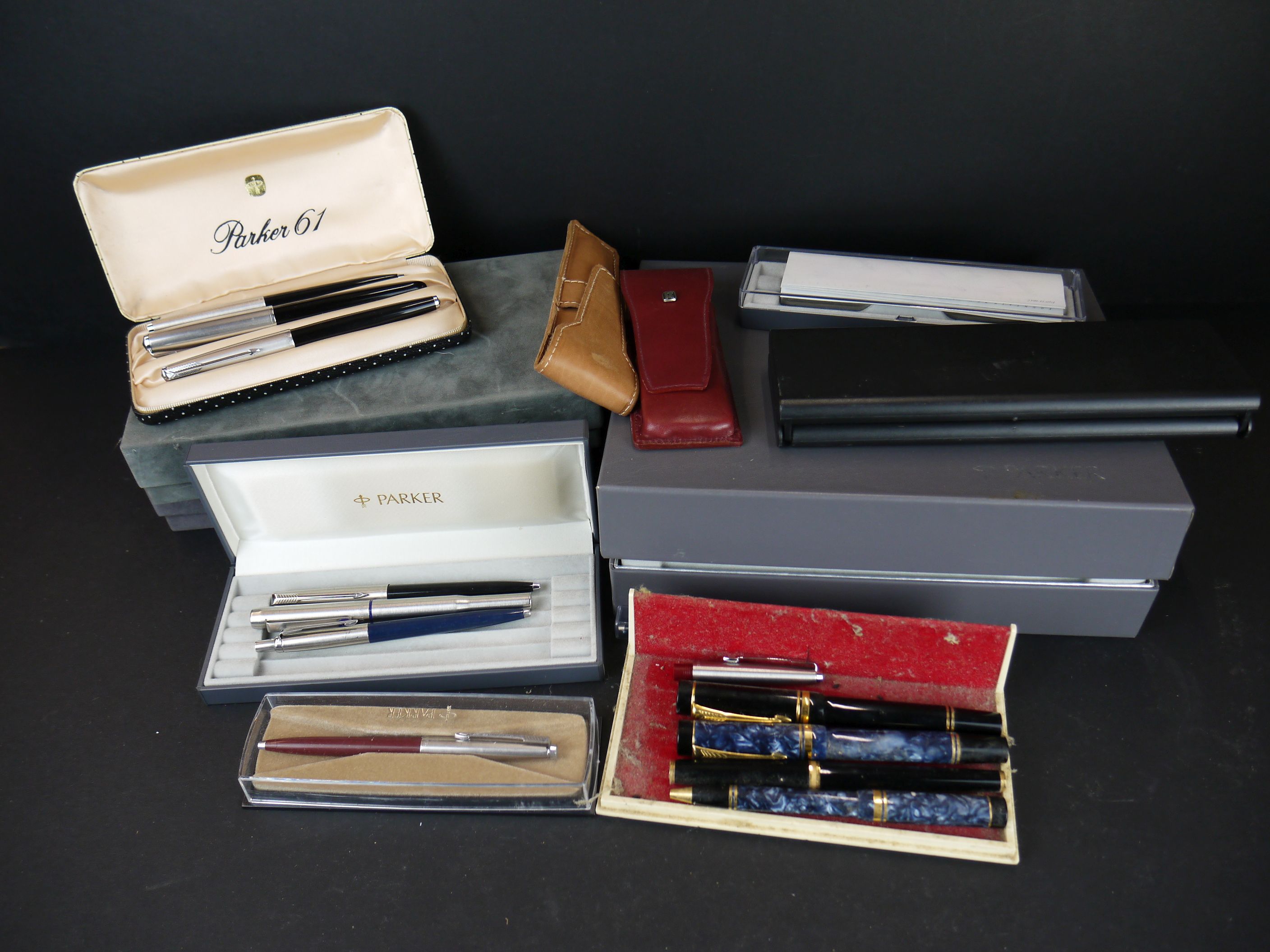 A collection of vintage and contemporary pens and fountain pens to include Parker and Mont Blanc - Image 7 of 7