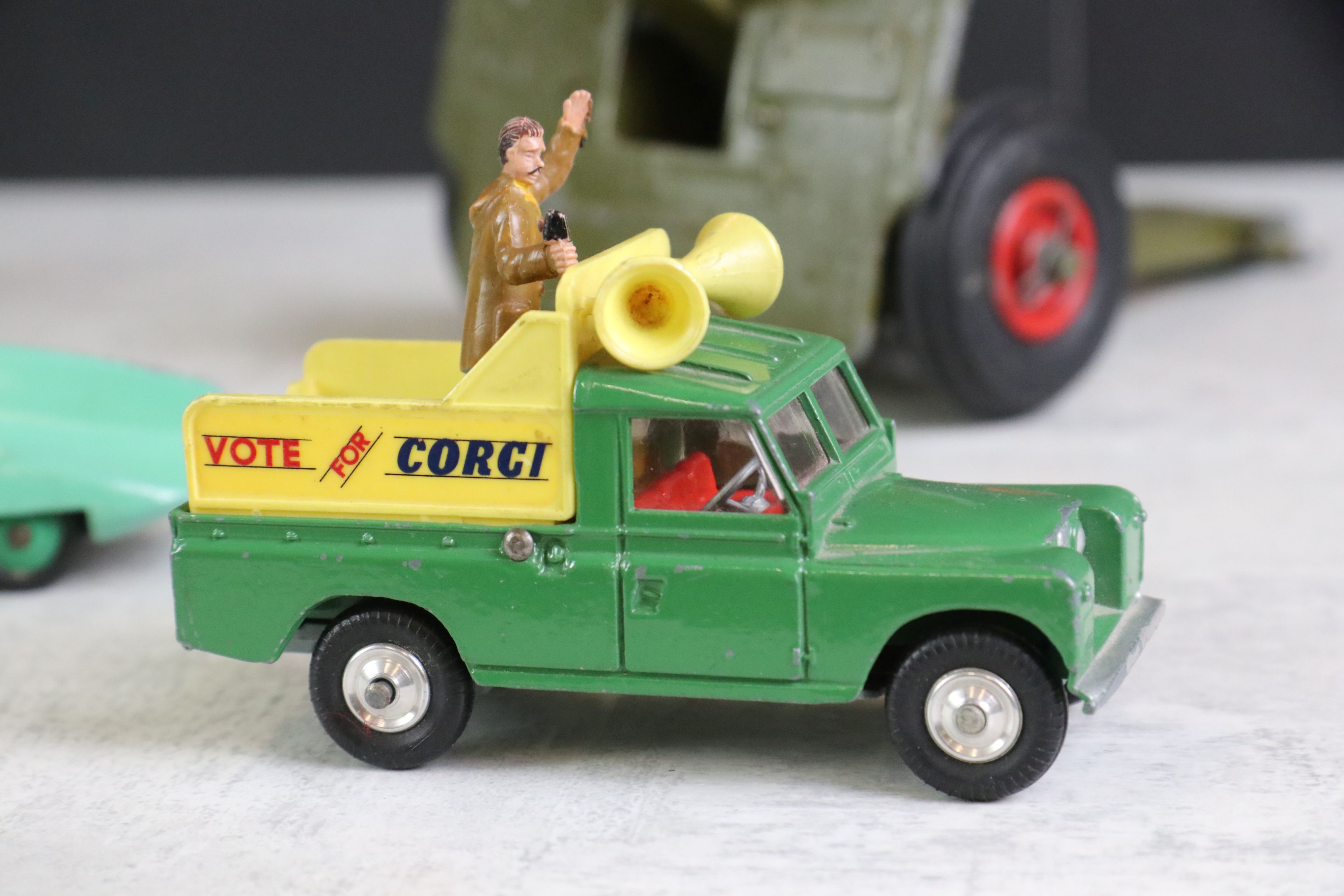 A small collection of vintage die cast and tin plate model vehicles to include Dinky & Corgi - Image 4 of 4