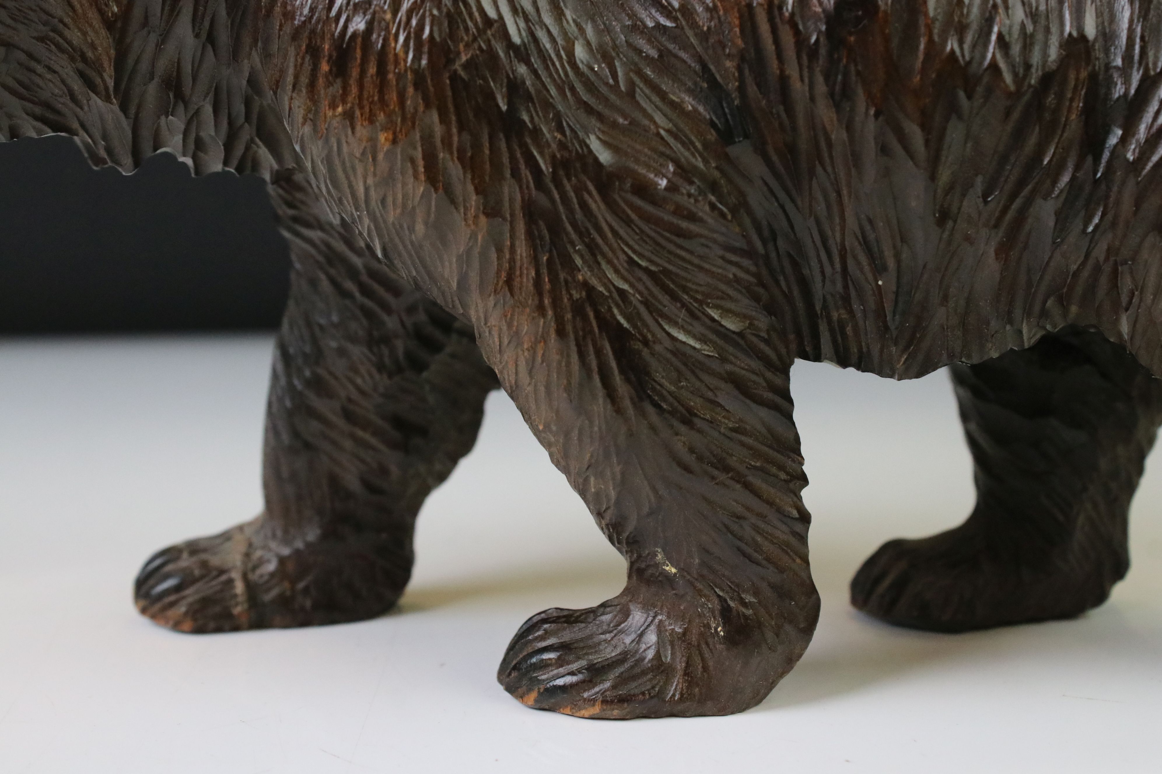 Black Forest style carved figure of a walking bear, mouth open, 25cm long (2 paws a/f) - Image 7 of 9