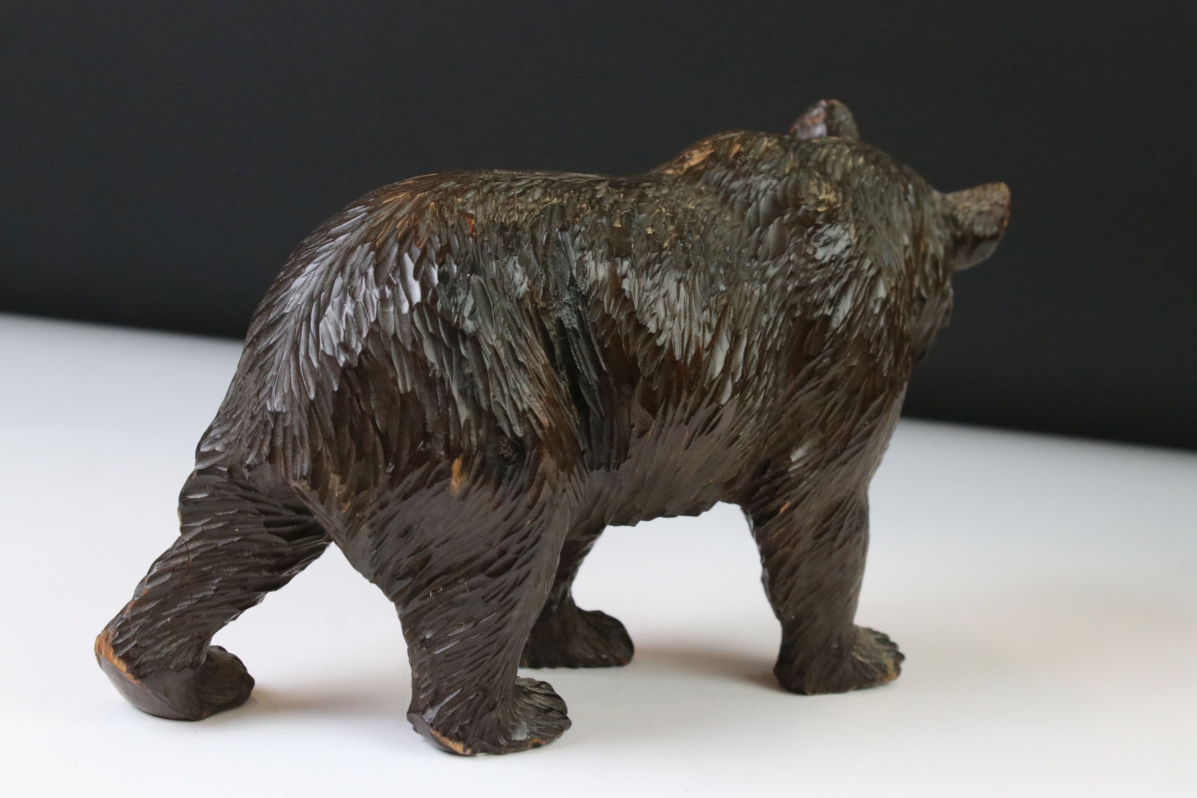 Black Forest style carved figure of a walking bear, mouth open, 25cm long (2 paws a/f) - Image 3 of 9