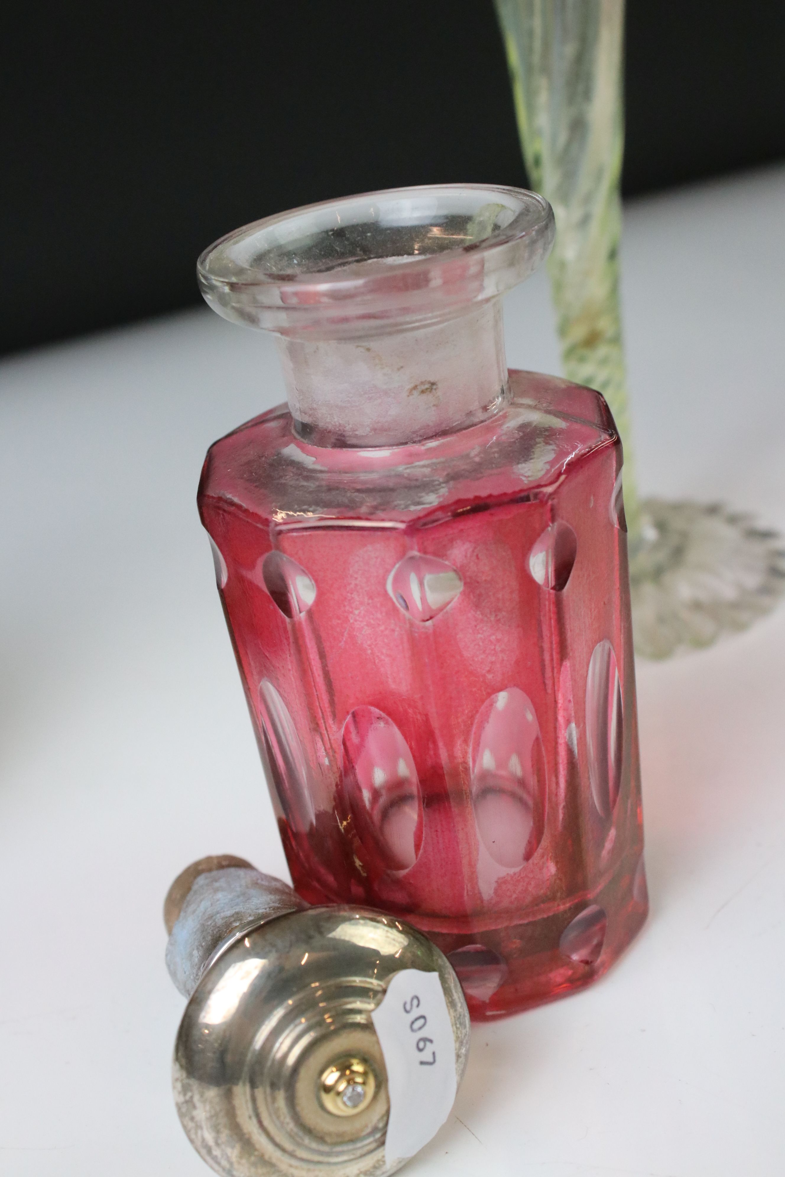 Five items of coloured glassware to include a cranberry overlaid glass bottle with matched silver - Image 4 of 8