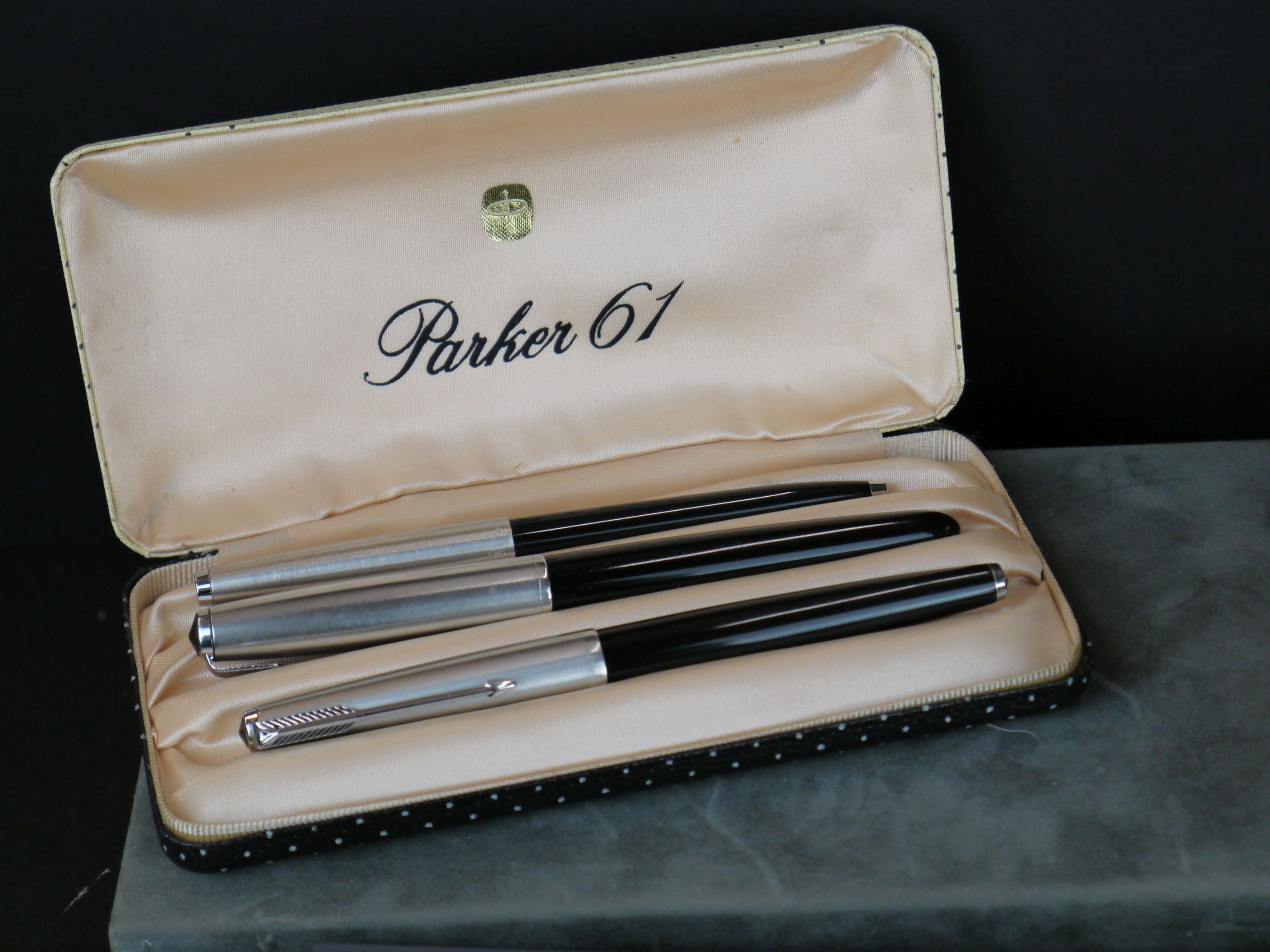 A collection of vintage and contemporary pens and fountain pens to include Parker and Mont Blanc - Image 3 of 7