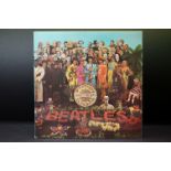 Vinyl - The Beatles Sgt Pepper PCS 7027 Stereo. Wide spine, red & pink inner, complete insert. Small