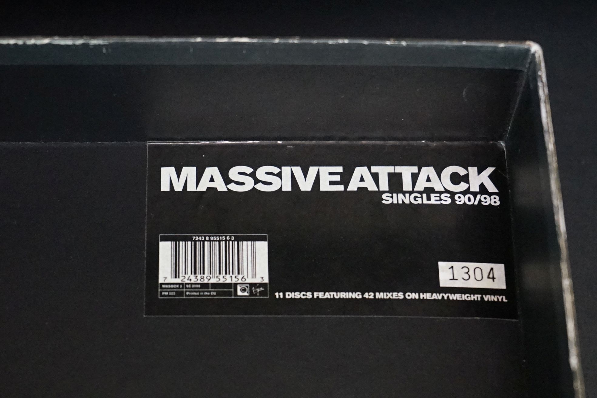 Vinyl - Massive Attack Singles 90/98 Box Set (Virgin – MASBOX) with 11 discs on heavyweight vinyl, - Image 14 of 15