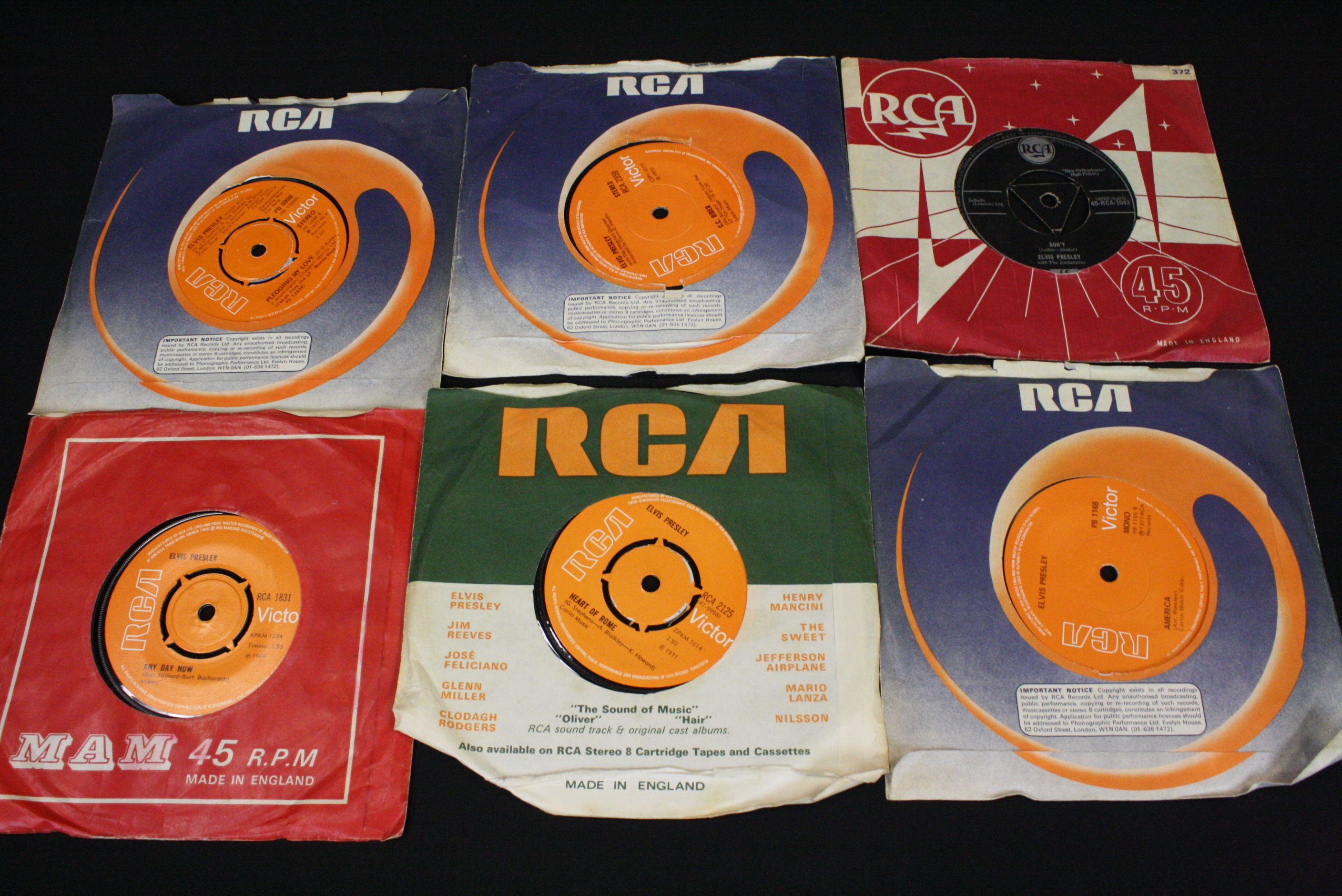 Vinyl - Over 100 Elvis Presley 7" singles including, tri-centre issues, foreign pressings, and - Image 4 of 7