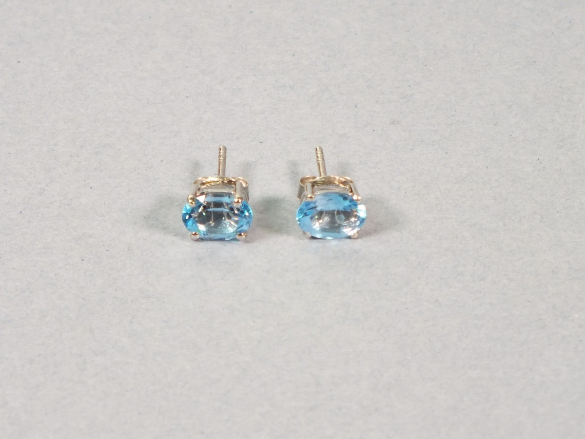 A pair of Swiss blue topaz ear studs, the oval cut stones claw set in silver, 1.5gms