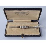 A QUALITY PLATINUM AND DIAMOND FIVE STONE BROOCH IN BOX