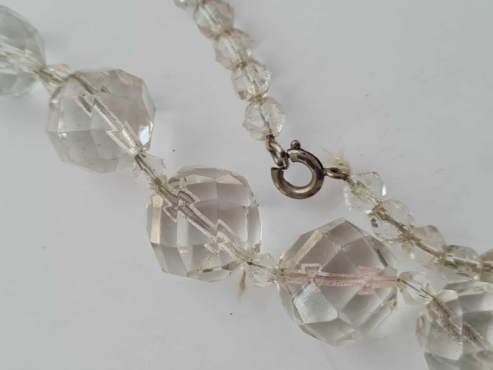 A vintage graduated glass bead necklace - Image 2 of 2