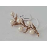 A large pearl set brooch 10ct gold - 8.8 gms