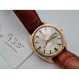 A GENTS OMEGA AUTOMATIC SEAMASTER WRIST WATCH ON LEATHER STRAP WITH SECONDS SWEEP AND CALENDAR