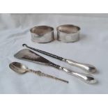 A pair of oval napkin rings and bottom hook etc.