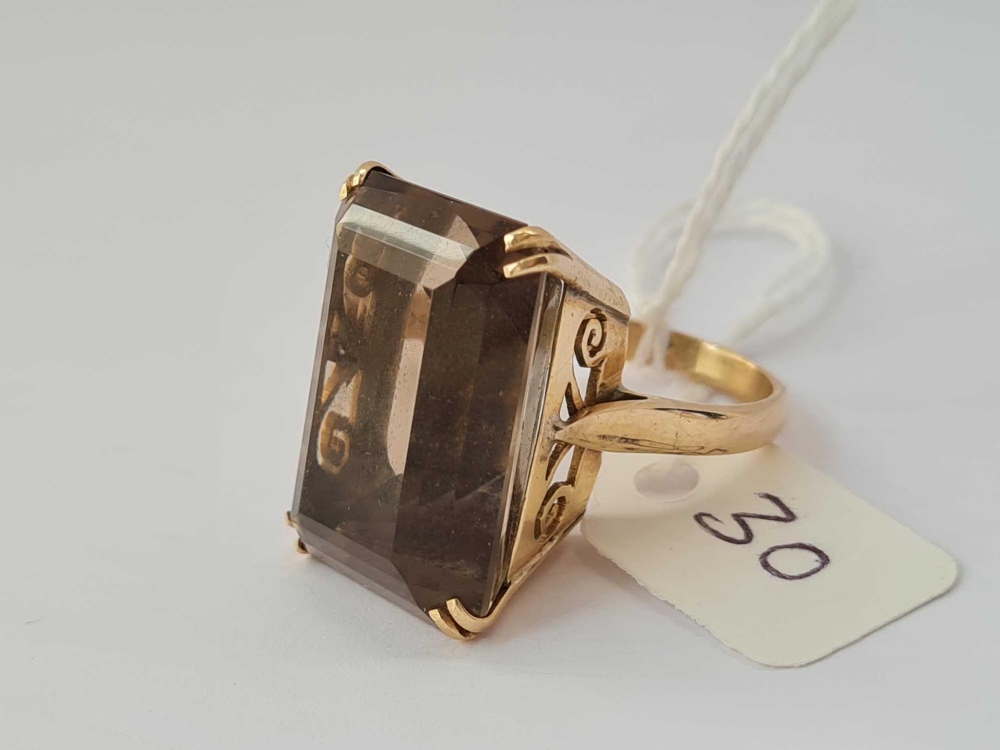 A large smoky quartz 9ct dress ring size N 13g