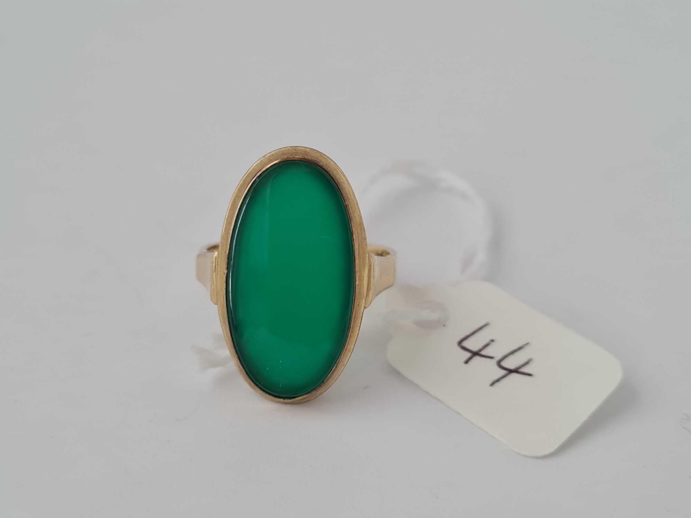 An oval green stone ring stamped 14ct/333 size P 3.7g - Image 2 of 3