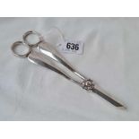 A pair of Hanoverian pattern grape scissors Sheffield 1903 by M&W - 125 gms