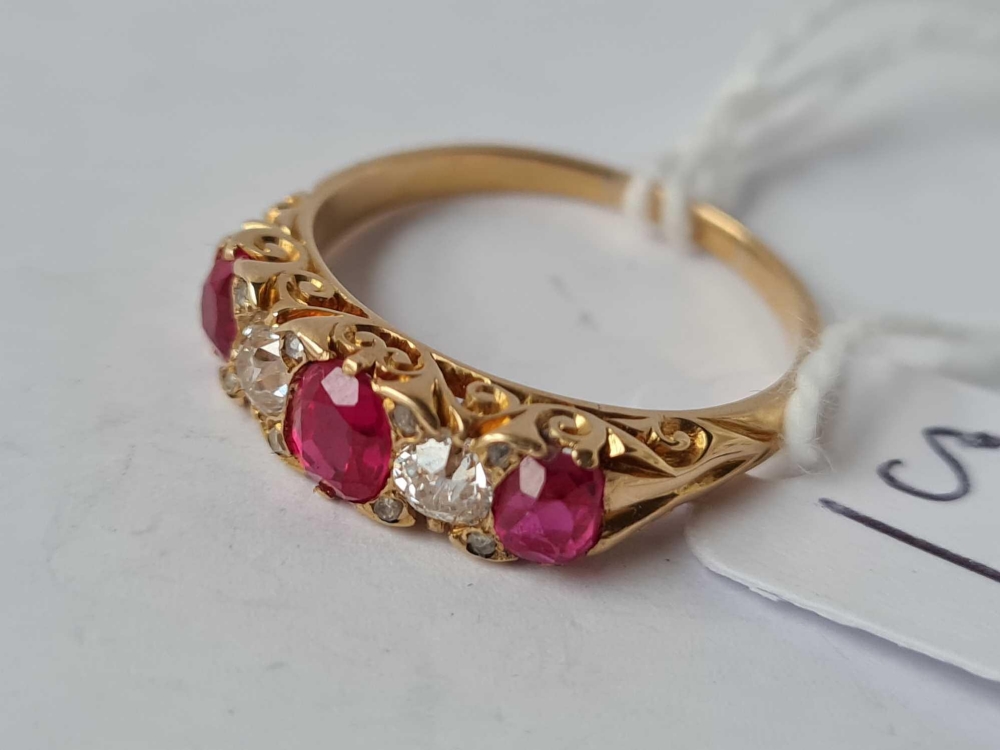 A VICTORIAN RUBY AND DIAMOND RING (DIAMONDS APPROX. 25 PTS EACH) 18CT GOLD SIZE P 1/2 - 4.2 GMS