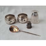 A pair of napkin rings B'ham 1916 a salt bottle and a spoon and thimble