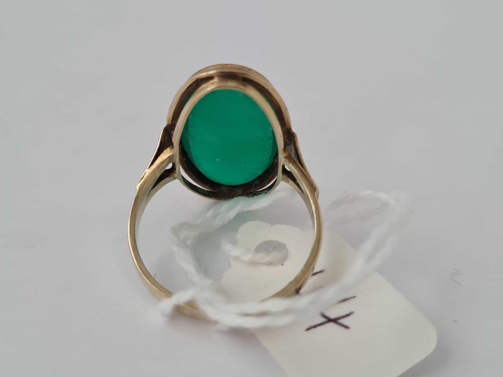 An oval green stone ring stamped 14ct/333 size P 3.7g - Image 3 of 3