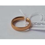 A GOLD WEDDING BAND 22 CT SIZE M - 7.6 GMS