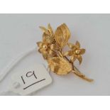 A flower and leaf brooch 18ct gold - 5.8 gms